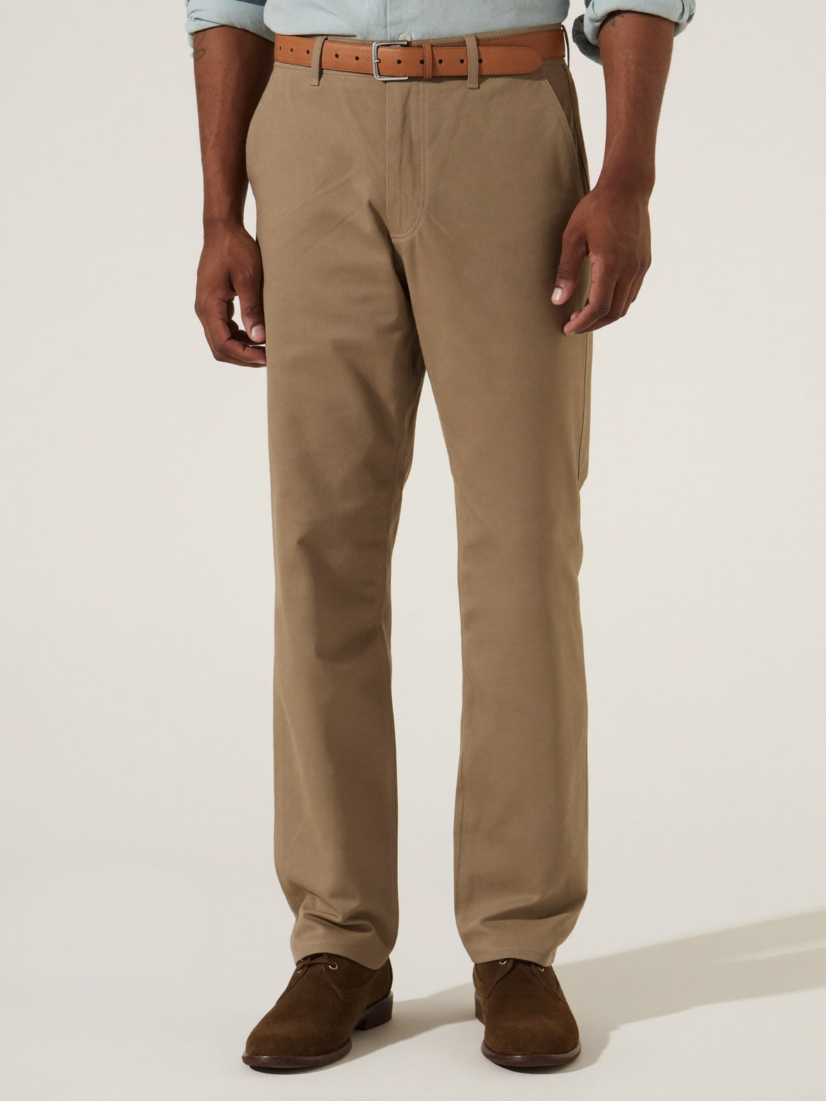 Pantalón chino slim color caqui, de frente
