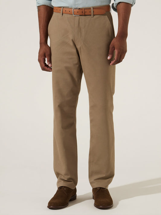 Pantalón chino slim color caqui, de frente