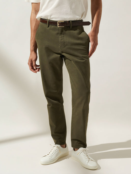 Pantalón chino slim color verde olivo, de frente